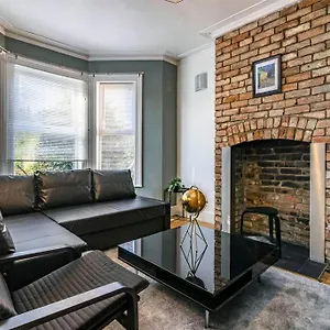 Spacious House With Four Bedrooms, Parking And Private Garden, Sleeps Up To 10 People Villa Nottingham