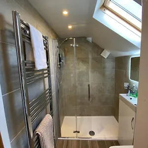 Coach House With Hot Tub & Log Fire Holiday home Cardiff